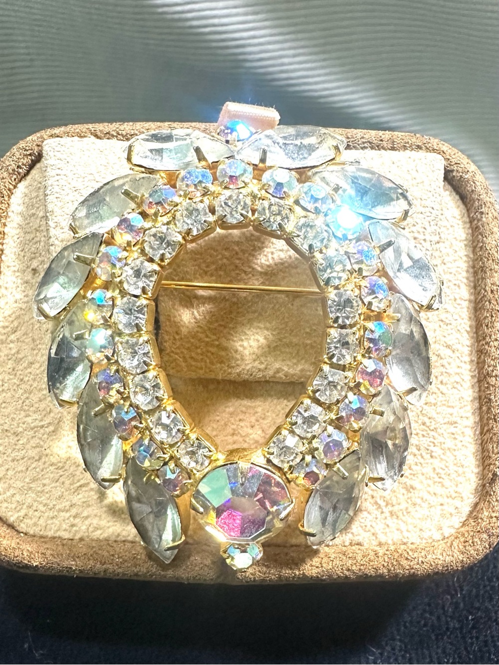 Vtg: D&E Juliana Ref# 4130
Rhinestone Accent Brooch